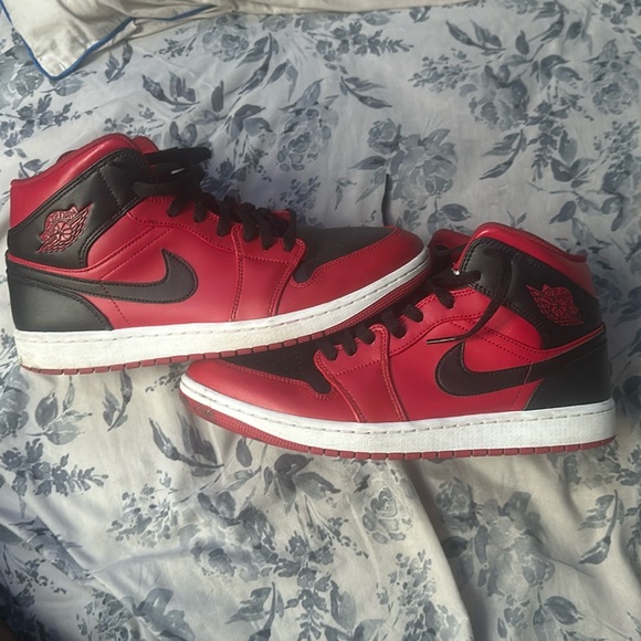 Jordan 1 Mid Reverse ( Bred ) - Picture 1 of 2
